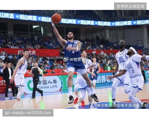 宁波队的法尔和青岛队的米奇在盖帽榜上领先全联盟，成为各自球队的内线屏障。